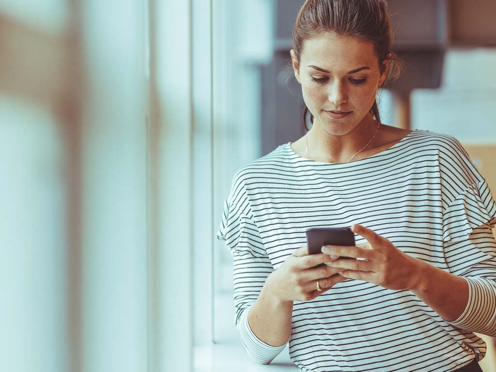 woman using online banking app